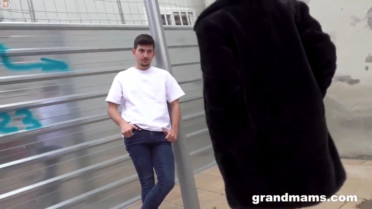 Una nonna vivace, desiderosa di una salsiccia grande e succosa, trova GrandMams, dove uno stallone ben dotato soddisfa i suoi desideri. Lei divora il suo grosso cazzo, cavalcandolo abilmente fino all'orgasmo, dimostrando che l'età non diminuisce le sue abilità sessuali.